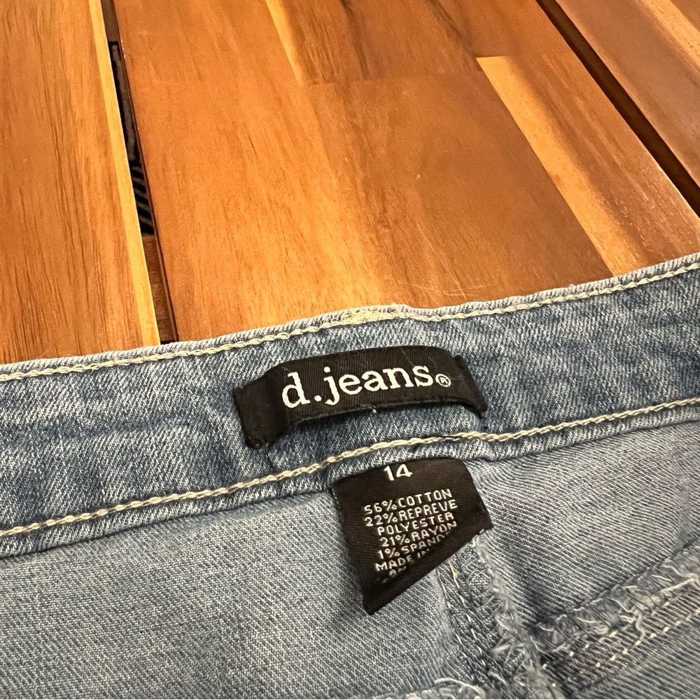 🆕 d.jeans High Waisted Distressed Denim Capri Jeans Size 14 - Picture 7 of 10